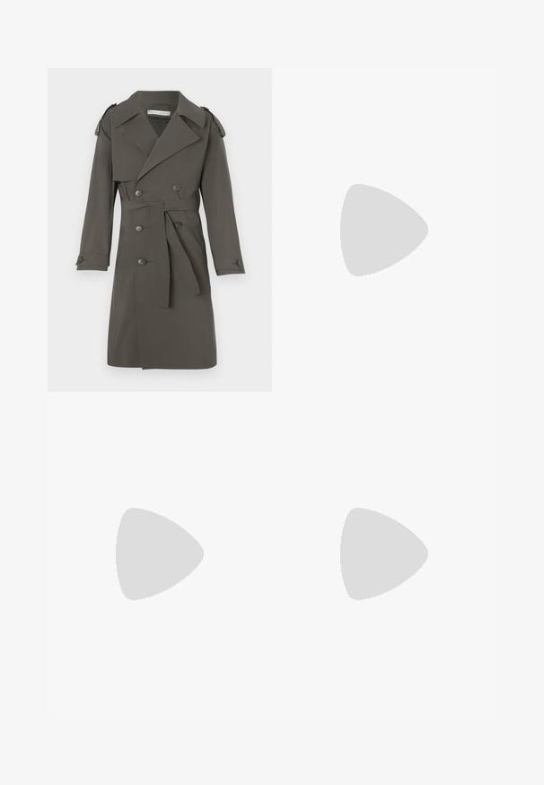 Grijze trenchcoat van lichtgewicht stof, met dubbele rij knopen, een taille met ceintuur en epauletten op de schouders.; Bruine katoenen t-shirt met een ronde hals en korte mouwen. Eenvoudig ontwerp met een gelijkmatige textuur en een comfortabele pasvorm. Geen patronen of accenten.; Donkerbruine, geweven stofbroek met een recht model, voorzakken en een knoopsluiting op de taille. Glad textuur.; Beige sneakers van suede, voorzien van een witte zool, beige veters en een blauwe accent op de hak. Logo ingebosseld aan de zijkant.