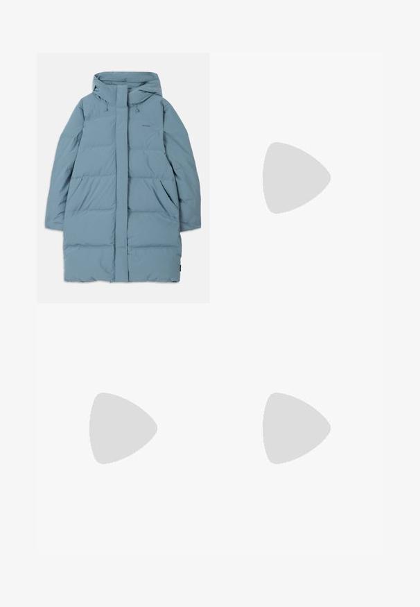 Šviesiai mėlynas pūkinis paltas su gobtuvu, pilnu priekiniu užtrauktuku, dviem šoniniais kišenėmis ir siuvinėta struktūra. Pagamintas iš glotnaus, vandeniui atsparaus audinio.; Juodas megztinis megztas, su aukštu ribuotu apykakliu, nuleistais pečiais ir laisvo silueto. Turi ribotas rankogalius ir apačią, suteikiančias tekstūros.; Plačios blauzdos mėlynos džinsinės kelnes, pagamintos iš džinsinio audinio, su aukštu liemeniu, priekinėmis kišenėmis ir kontrastinga siuvimo siūle. Audinys turi glotnią tekstūrą.; Juodi odiniai aulinukai iki kulkšnies su apvali nosimi, blokuotais kulnais, šonine užtrauktuku ir siuvimo akcentais ant viršutinės dalies. Lygi tekstūra, klasikinis dizainas.