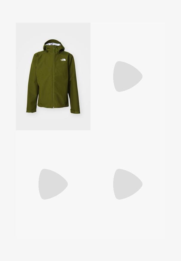 Chaqueta verde impermeable con cierre frontal, capucha ajustable y logo en el lado izquierdo del pecho. Cuenta con puños con correas de Velcro.; Camiseta negra de manga corta, hecha de algodón, con un cuello redondo y un pequeño logo blanco en la parte superior izquierda del pecho.; Pantalones deportivos negros hechos de un tejido ligero, con una cinturilla ajustable, bolsillos laterales y puños ajustados en los tobillos.; Zapatilla de trail running negra con upper texturizado, suela de goma y puntera reforzada. Presenta un collar acolchado y una lengüeta para poner y quitar fácilmente.