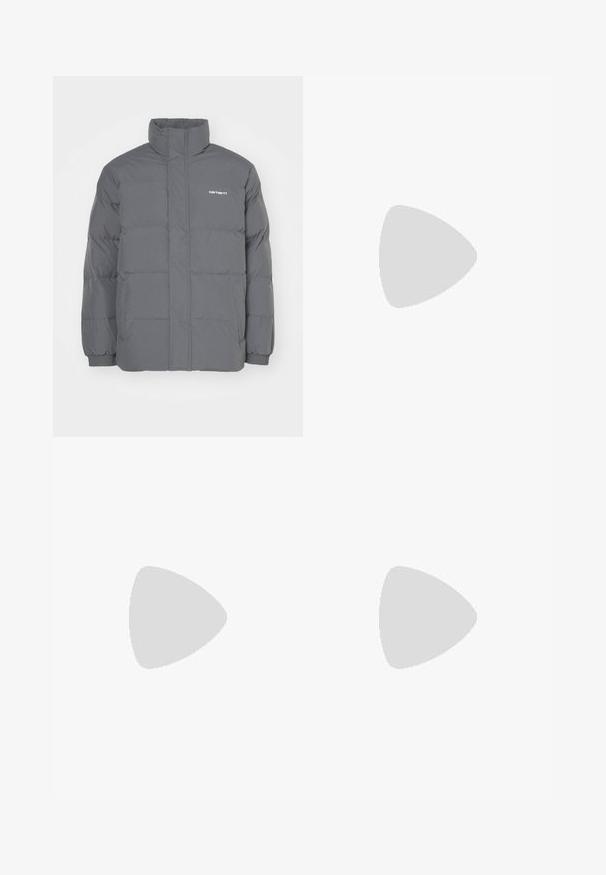 Chaqueta puffer gris con cuello alto, patrón de acolchado horizontal, puños elásticos y bolsillos frontales. Presenta un pequeño logo en el pecho.; Camiseta blanca de manga larga hecha de algodón. Diseño de cuello redondo con puños acanalados y un pequeño logo en la manga izquierda. Textura suave.; Pantalones negros de pierna recta hechos de una tela con textura suave, con cierre frontal de botón y bolsillos estándar.; Zapatilla de tela negra con cordones blancos, suela de goma beige y acento rojo en el talón. Punta redondeada y detalles de costura mínimos.