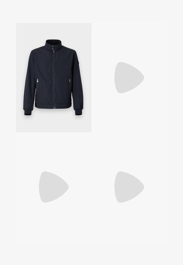Marineblauwe jas met een hoge kraag, een ritssluiting aan de voorkant en twee zijzakken met rits. Voorzien van ribgebreide manchetten en een gladde, lichte stof. ; Marineblauwe katoenen T-shirt met een ronde halslijn, korte mouwen en een kleine witte logoprint op de linkerkant van de borst. Vlotte textuur.; Witte, geplooide broeken met een getailleerde pasvorm, met een gladde textuur, riemlussen en taps toelopende benen. Geen zichtbare zakken of patronen.; Witte en lichtbeige sport sneaker, met een bovenwerk van mesh, geperforeerde details en een gestructureerde tussenzool met branding op de hiel.