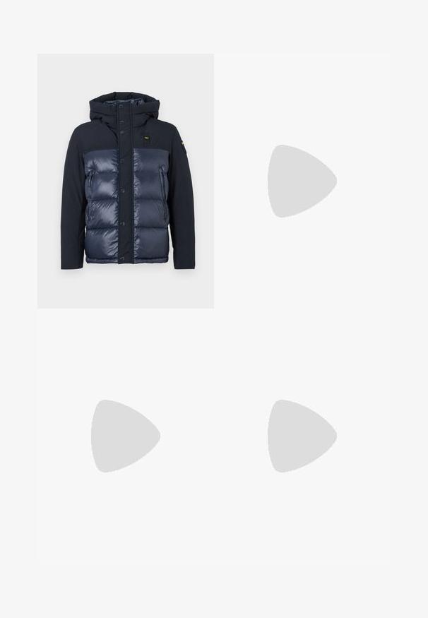 Marineblauer Steppjacke mit Kapuze. Verfügt über eine gesteppte Oberfläche, Knopfverschluss und eine seitliche Reißverschlusstasche. Hergestellt aus glänzendem und mattem Stoff.; Langärmliges weißes Baumwollhemd mit rundem Ausschnitt, seitlichen Schlitzen am unteren Rand und glatter Textur, von hinten präsentiert.; Helle blaue Jeans im Geradeschnitt-Design, mit fünf Taschen, Knopfverschluss, minimaler Ausbleichung und kontrastierenden Nähdetails.; Weißer Sneaker mit glattem Lederobermaterial und niedrigem Profil. Verfügt über eine runde Zehenpartie, sechs Ösen und eine strukturierte Gummisohle.