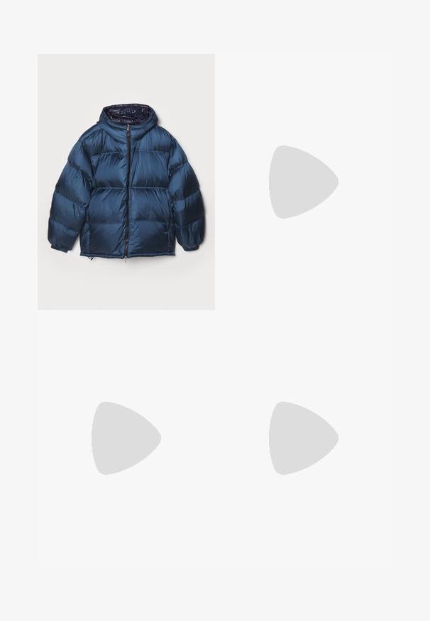 Filippa K PUFFER JACKET - Dunjakker - dawn blue/navy; Hvid kortærmet t-shirt i bomuld med v-hals, med et sort "FILLING PIECES" logo trykt på venstre side.; Sorte plisserede bukser med et lige, bred ben-design. Fremstillet af glat stof, med en knaplukning og bæltesløjfer.; Adidas sportssko med en struktureret, lysegrå overdel og sorte læderdetaljer. Har et sort tre-stribes logo og en polstret sål.