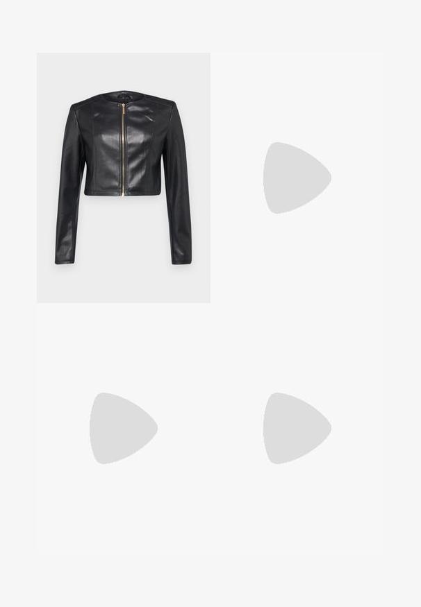 ONLY ONLECHO JACKET - Giacca in similpelle - black; Top nero a maniche corte realizzato in tessuto elastico, con un design aderente e dettagli arricciati sui lati. Texture liscia, forma classica.; Pantaloni culotte neri in poliestere con una cintura elastica, due pieghe frontali e una silhouette ampia. Nessun motivo visibile o dettagli in metallo.; Bershka Sandali con tacco - black