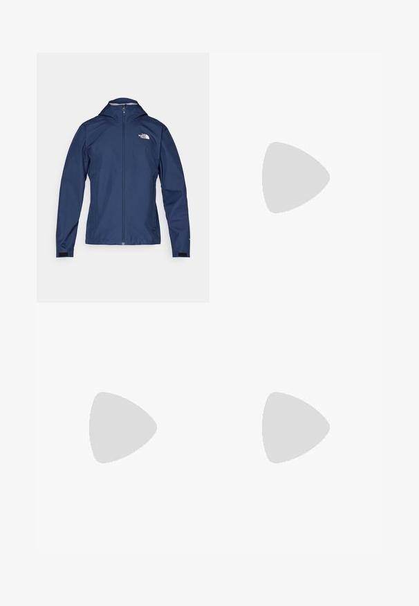 Giacca impermeabile blu navy con zip completa, cappuccio e logo sul lato sinistro del petto. Presenta polsini elasticizzati e tasche laterali.; T-shirt nero a maniche corte realizzata in tessuto leggero. Presenta un piccolo logo bianco sul lato sinistro del petto e delicati dettagli sulle spalle.; Pantaloni sportivi neri realizzati in tessuto leggero, con vita regolabile con cordino, tasche laterali e orli affusolati alle caviglie.; Scarpa da trail running nera con tomaia texture, suola in gomma e punta rinforzata. Presenta un collare imbottito e un tassello per un indossamento facile.