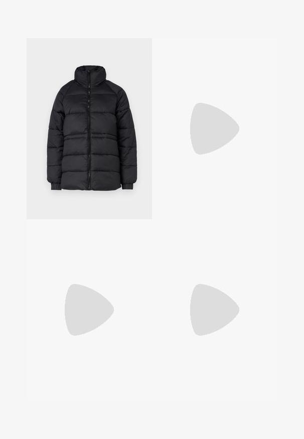 Casaco puffer preto com gola alta, fecho frontal e punhos canelados. Apresenta costura horizontal, oferecendo uma textura acolchoada.; T-shirt de algodão preto com mangas curtas, apresentando um pequeno gráfico de borboleta rosa no lado esquerdo do peito. Design de gola redonda com um corte solto.; Calças pretas, leves, com um cinto elástico e punhos franzidos. O tecido é suave e apresenta um design relaxado e afunilado.; Sapatos de plataforma em couro preto com um salto bloco robusto, bico redondo e design clássico de atacadores. Apresentam uma textura suave e detalhes mínimos.