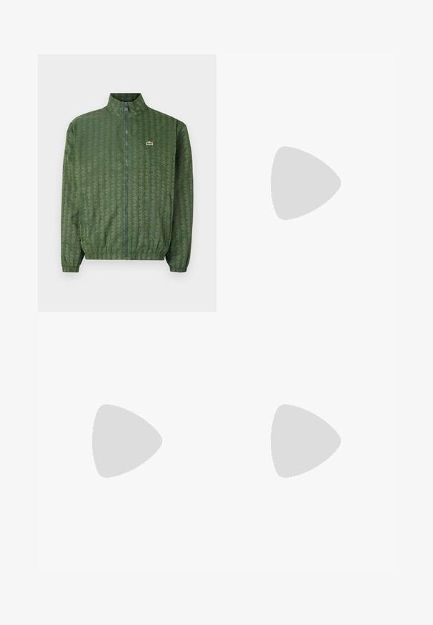 Grønn zip-up jakke med geometrisk mønster, høy krage, elastiske mansjetter og Lacoste-logo på brystet. Lett materiale.; Hvit bomulls t-skjorte med rund hals, korte ermer og en liten grønn brodert krokodillelogo på venstre bryst.; Lys beige joggebukser laget av bomull, med elastisk midje, ribbestrikkede mansjetter og en grønn logo med blader på venstre ben.; Hvite joggesko med glatt læroverdel, semsket detaljer og gummisåle. Har preget logo og snøring. Minimalistisk estetikk.