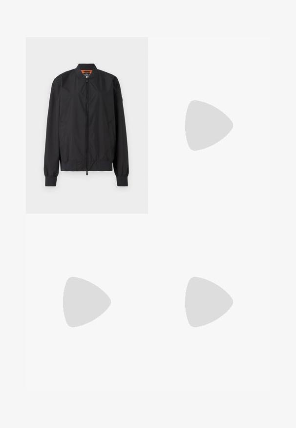 Veste bomber noire en nylon léger, dotée d'une fermeture éclair et de poignets côtelés. Texture lisse avec poches latérales et doublure intérieure contrastante.; T-shirt en coton noir avec un col rond, des manches courtes et un logo brodé sur la poitrine. Coupe simple et décontractée sans motifs.; Pantalon noir ajusté avec une coupe droite, présentant une texture lisse et des plis nets sur le devant. Aucune quincaillerie visible.; Slingback noir à bout pointu avec un petit talon, en cuir lisse et doté d'un design découpé sur le côté pour plus de respirabilité.
