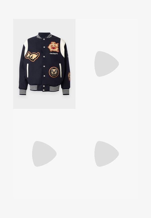 Marine varsity jakke med hvide ærmer, prydet med forskellige broderede mærker: en kat, et logo med et kirsebær, og to tegneserieansigtter. Stribede manchetter.; Sort oversized T-shirt med korte ærmer og rund halsudskæring, med synlig Filippa K mærke indeni kraven.; Sorte plisserede bukser med et lige, bred ben-design. Fremstillet af glat stof, med en knaplukning og bæltesløjfer.; Hvide lavtop sneakers med snørebånd fortil, glat overflade og gummisål på ensfarvet lys baggrund.