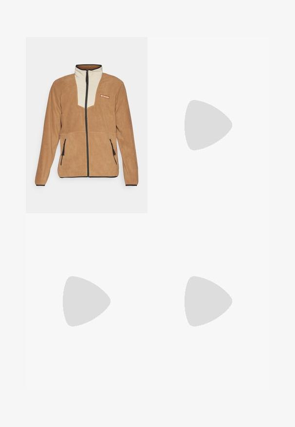 Brun fleecejakke med en cremefarvet frontpanel, sort lynlås, sidelommer og Columbia-logo på brystet.; Lysegrå langærmet T-shirt lavet af blødt, struktureret stof. Har rund hals og et lille blåt Patagonia-logo på brystet.; Grå, lette bukser med elastisk talje og justerbar snøre; tapered ben; glat tekstur; inkluderer logo detaljer på siden.; Brune vandtætte sneakers med en tekstureret overflade, perforerede akcenter, sort hælunderstøttelse og en grå gummisål. Snørebåndene er udsmykket med metalender.