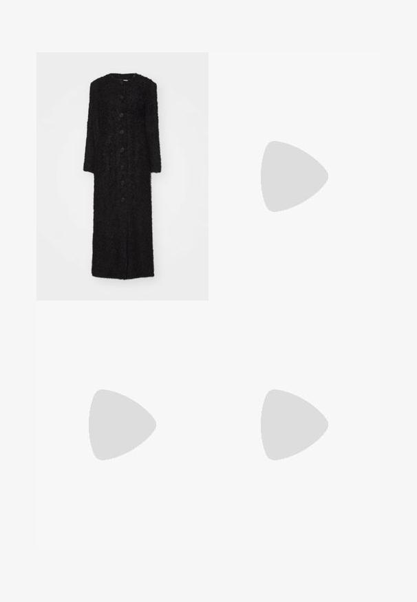 By Malene Birger SUSENNE - Talvemantel - black; Hallide hallituspealne, mis on valmistatud pehmest ja tekstuurist kudum materjalist. Sellel on pikad varrukad ja lõdva, kastikujuline vorm, millel on soonikserv ja varrukaotsad.; Mustad püksid laia sääre disainiga, esiosas voldid ja kaks külgtaskut, millel on nööpide aktsendid. Sile ja kerge kangas.; Mustad mustad nahkadega penny loafers, elegantse disainiga, õmmeldud aktsentidega ja ümarate varvastega, puhkamas hõbedasel pehmendatud pinnal.