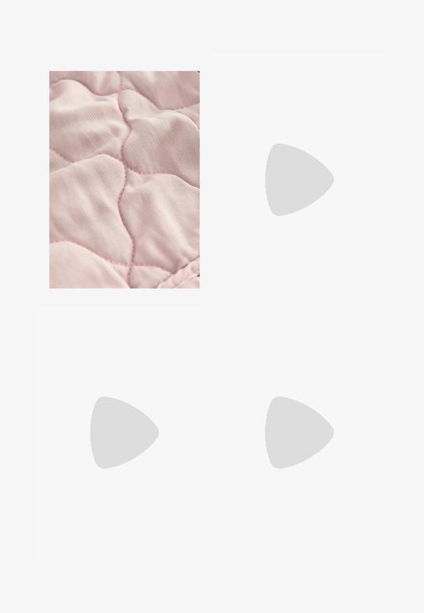 Lichtroze gestikte stof met een gladde textuur, voorzien van ruitvormige stiksels en subtiele contrasterende draad.; Overhemd met knoopsluiting van lichtgewicht stof met verticale blauw-witte strepen, een klassieke kraag en lange mouwen met knoopmanchetten.; Zwarte wijde spijkerbroeken van denim. Hoge taille met een knoopsluiting, met een strakke uitstraling en zonder opvallende patronen of accenten.; Hoge zwarte canvas sneaker met witte oogjes, veters en rubberen zool. Beschikt over een gestructureerde neuskap en zwart-witte streepaccenten.; Zwarte leren handtas met dubbele handgrepen, gouden slot en kettingdetail, en zwart-witte franjer accent tegen een witte achtergrond.