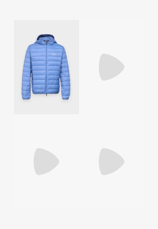 Jachetă puffer de culoare albastru deschis, cu fermoar în față și glugă. Prezintă un model matlasat, o textură netedă și un logo pe partea superioară stângă a pieptului.; Tricou alb cu mânecă scurtă din bumbac, cu decolteu în v, având un logo negru "FILLING PIECES" imprimat pe partea stângă.; Jeans din denim de culoare albastru închis, cu un design drept, având cinci buzunare, închidere cu nasture și detalii de cusătură în contrast.; Sneaker alb cu accente din suede, vârf rotund, șireturi plate și o talpă din cauciuc crem. Are un logo verde pe călcâie.