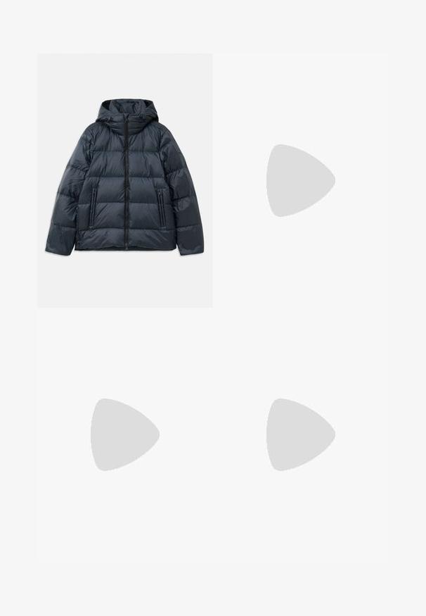Dunkelblau gefütterte Jacke mit Kapuze, gestepptem Design, vorderem Reißverschluss und zwei seitlichen Reißverschlusstaschen; glatte, glänzende Textur.; Kurzarmhemd aus grauem Stoff mit großen rosa Blumenmustern, Knopfleiste und klassischem Kragen. Markenlabel vorne sichtbar.; Graue maßgeschneiderte Hose mit geradem Bein, vorn plissiert, mit Gürtelschlaufen und einer glatten Textur.; Schwarze Lederloafers mit glatter Textur, rundem Zehenbereich und einem dekorativen Riemen über dem Vorderfuß. Niedriger, gestapelter Absatz, minimalistisches Design.
