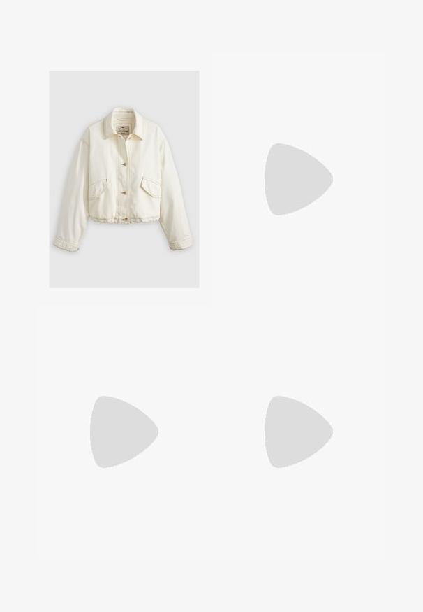 Jachetă din denim crem, croită, cu guler, închidere cu nasturi și două buzunare în față. Prezintă cusături în contrast și talie elastică.; Trei bluze cu mânecă lungă așezate: neagră, gri și albă. Fiecare are un guler rotund și un design scurt, realizat dintr-un material fin și ușor.; Jeans largi de culoare bleumarin, cu talie înaltă, dotati cu bucle pentru curea, fermoar frontal și detalii subtile de cusătură. Fabricate din material denim.; Baletă din suede bej cu vârf rotund din piele neagră, toc jos și textură netedă, având cusături minime și un design curat.