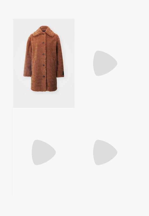 HUGO MIMINA - Klassikaline mantel - rust/copper; Mustmustel must, ribatud kõrge kaelusega, pikad varrukad, kudumise tekstuur, rinnal on väike logo.; Mustad sobranikud, sirge lõikega, volditud esiosa, läikiv kangas ja keskmise suurusega vöökoht. Ei ole nähtavaid taskuid ega metalldetailide. ; Must mustanvärvi nahast pahklinetopp, millel on terav nina, peen keskmise kõrgusega konts ja hõbedane keha detail külgedel, taustal lihtne taust.