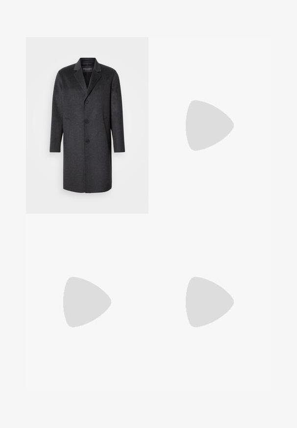 Donkergrijze wollen overjas met een geknoopte revers, drie knopen, twee zijzakken en een rechte pasvorm. Soepele textuur en gestructureerd ontwerp.; Twee shirts met korte mouwen: één effen zwart, één wit met zwarte verticale strepen. Beide hebben knoopsluitingen en een klassieke kraag.; Zwarte denim broek met een recht gesneden pasvorm, vijf gebruikersvriendelijke zakken en een sluiting met een knoop aan de voorkant. Soepele textuur met minimale stikdetails.; Zwarte leren instappers met een ronde neus, voorzien van een gestikt ontwerp, een lage platformzool en een gestructureerde, grof rubberen buitenzool.