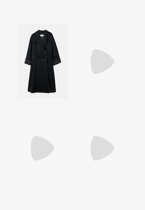 Svart trenchcoat med dubbelknäppning, breda slag, bältad midja och kontrasterande satinärmar. Slät textur.; Vit bomull t-shirt med kort ärm, rund halsringning, avslappnad passform och söm i nederkant. Etikett synlig på insidan av halsen.; Vita vida-byxor gjorda av bomull med en slät textur. Har en framknapp, gylf med dragkedja och fyra fickor.; Svart läder öppen tå mule med en stilren, böjd design, hög stilettklack och slät yta. Inredningen har en kontrasterande ljus färg.
