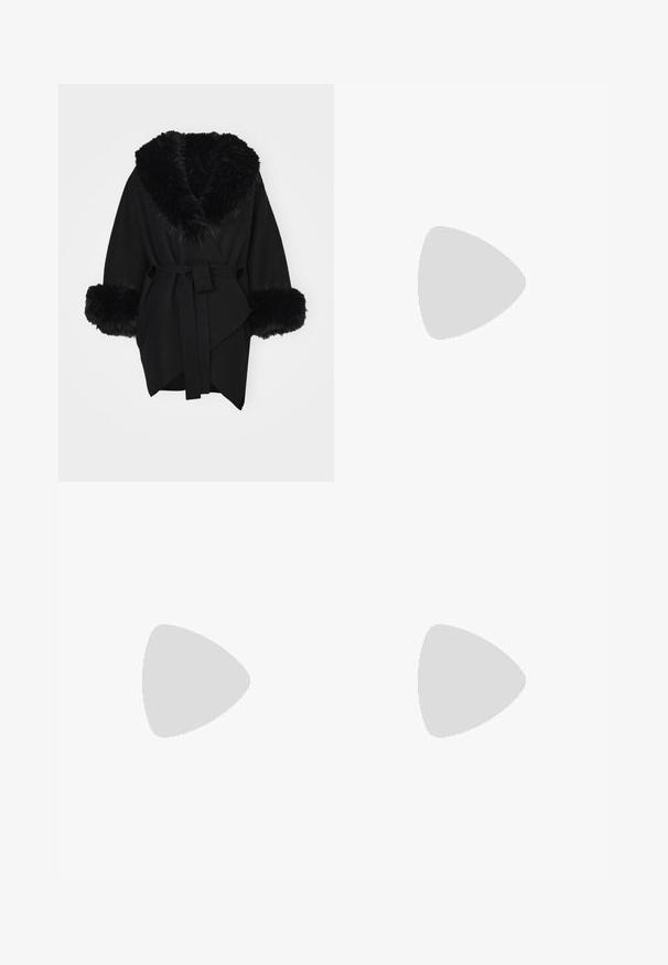 Alice + Olivia Pončo - black; Bílá košile s dlouhým rukávem z hladké bavlněné směsi. Obsahuje klasický límec, přední zapínání na knoflíky a zaoblené manžety.; Černé kalhoty s širokými nohavicemi vyrobené z hladké tkaniny, s vysokým pasem, předními sklady, zapínáním na knoflík a rovnou siluetou.; Modré a fialové maxi šaty s potiskem zvířecí srsti, tenkými ramínky, přiléhavým živůtkem, rozšířeným spodním lemem a průhlednými detaily.