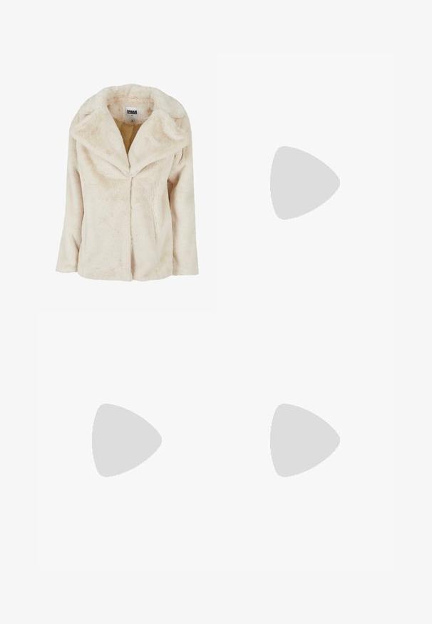 Jasno beżowa kurtka z futra sztucznego z szerokim kołnierzem, długimi rękawami i miękkim, teksturowanym wykończeniem. Posiada otwór z przodu, który nie jest zapięty.; Skórzana szara sweter z wysokim kołnierzem i ściągaczami, z teksturowanymi wzorami w warkocze z tyłu i po bokach.; Spodnie o szerokich nogawkach w jasnobeżowym kolorze, wykonane z gładkiego materiału. Posiadają klasyczny pas i płaski przód z czystymi liniami.; Brązowe zamszowe botki typu Chelsea z elastycznymi bocznymi panelami i grubą, fakturowaną podeszwą platformową. Posiadają pętlę z tyłu dla łatwego zakładania.