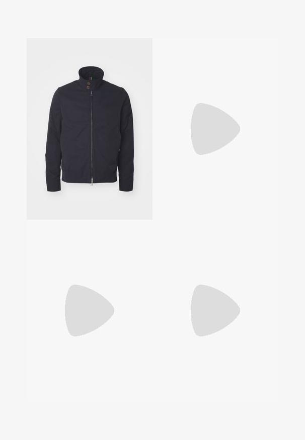PS Paul Smith MENS STAND COLLAR HARRINGTON - Vasaras jaka - blues; Melnas kokvilnas T-krekls ar apaļu kaklu, īsām piedurknēm un baltu logotipa uzdruku kreisajā krūtī. Vienkāršs, vienkrāsains dizains.; Baltas kokvilnas bikses ar taisnu kāju dizainu, plakanu priekšpusi un bez redzamām rakstu vai aprīkojuma detaļām. Gluda tekstūra.; Melnas ādas sporta kurpes ar struktūru, apaļu purngalu un plakanu baltu gumijas zoli. Iezīmētas ar melnām šņorēm un zīmola logo uz papēža.