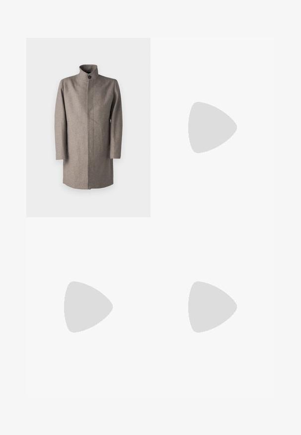 Manteau en laine brun clair avec un col montant, fermeture à boutons sur le devant et coupe droite. Comprend des manches longues et un design de couture soigné.; Chemise de dress bleu clair à manches longues, en tissu lisse, dotée d'une fermeture à boutons, d'un col pointu et d'une coupe classique.; Pantalon noir en tissu lisse. Ils présentent une coupe droite, un devant plat et une fermeture à bouton avec un design de taille simple.; Chaussures en cuir noir à bout arrondi, à lacets, avec une semelle épaisse et texturée. Portées avec un pantalon noir ajusté et un pull à côtes.