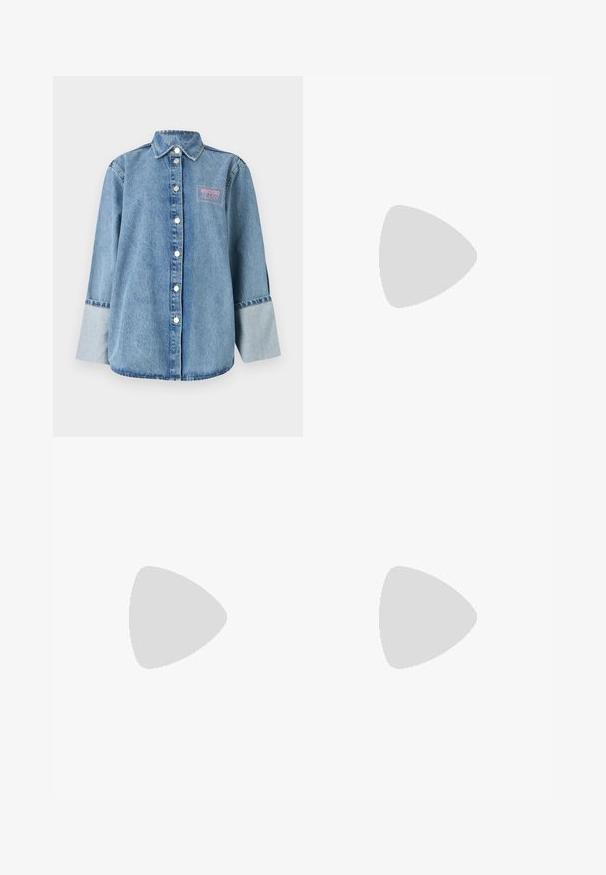 Svijetloplave traper košulje s dugmadi sprijeda, šiljatog ovratnika i izvezenim ružičastim logom "Moschino Jeans" na lijevoj strani prsiju.; Bela kratka majica s kratkimi rokavi iz rebrastega materiala. Okrogla ovratnica, običajen kroj in subtilni šivi. Brez vzorcev ali grafik.; Trikotažna bela midi krila z teksturiranim vzorcem s pokončnimi črtami in izrezi blizu roba. Elastičen pas. Mehka tkanina.; Črne usnjene balerinke z zaobljenim nosom, gladko teksturo, minimalnimi šivi in fleksibilno zasnovo podplata.