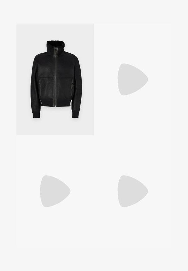 Belstaff TRACE JACKET - Giacca di pelle - black; T-shirt nera in cotone con scollatura a girocollo, caratterizzata da un bordo a righe bianche e verdi, e logo coccodrillo ricamato in verde sul lato sinistro del petto.; Pantaloni cargo neri realizzati in tessuto leggero, con una vestibilità rilassata, due ampie tasche laterali e chiusura con bottone.; Sneaker Lacoste grigie scure in materiale mesh e sintetico, con suola testurizzata e dettagli marroni sul colletto e sul branding.