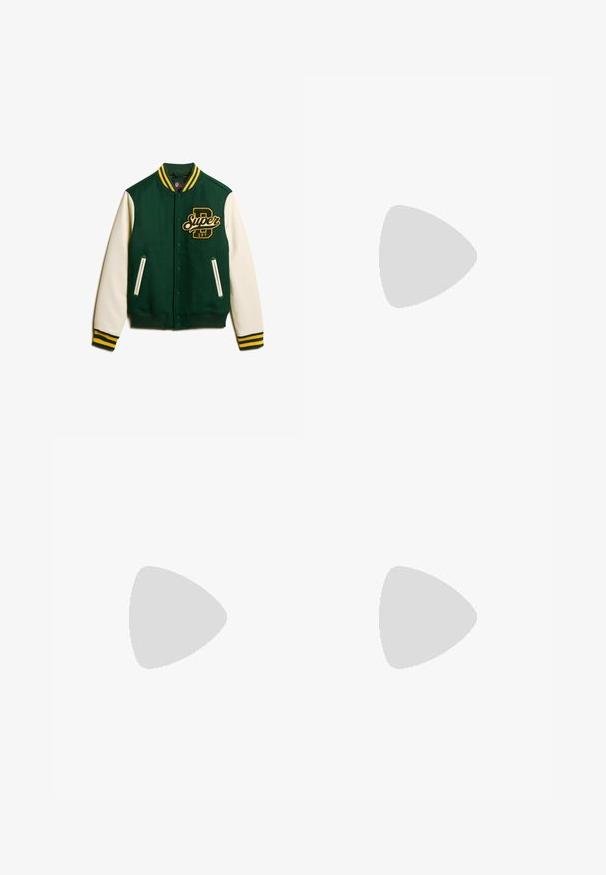 Chaqueta varsity de lana verde y cuero blanco con acentos amarillos, que cuenta con botones a presión, bolsillos y un logo bordado en el pecho.; Camiseta de algodón blanca con el texto "BOTAS CON RAÍCES" en negrita y color negro, escote redondo y mangas cortas.; Pantalones de pierna ancha color beige claro, hechos de algodón. Cuentan con bolsillos frontales y cierre de botón. Textura suave con sutiles líneas verticales.; Zapatillas con parte superior de ante beige claro y cuero blanco, swoosh negro de Nike, acentos negros y una suela de goma blanca con la marca "AIR".