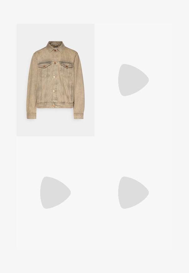 Jachetă din denim bej cu guler, două buzunare pe piept și închidere frontală cu nasturi. Mâneci lungi cu manșete cu nasturi și detalii de cusătură vizibile.; Tricou din bumbac negru cu imprimeu grafic în alb și galben, având textul "IRON LIKE HELL" și un design cu siluete.; Pantaloni atletici negri cu talie elastică, având dungi albe pe laterale și un mic logo. Materialul pare moale și ușor.; Tenisi negri din suede cu accente galbene, având trei dungi și o talpă din cauciuc maroniu. Include un limba căptușită pentru confort.