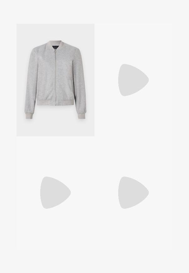 Casaco bomber cinza claro com um fecho de correr completo e punhos canelados, apresentando um design simples. Sem padrões ou enfeites.; Camiseta preta de algodão sem mangas com gráfico multicolorido apresentando asas, rosas e o texto "REBEL ROCK". Gola redonda e ajuste descontraído.; Calças de ganga de perna larga com um gradiente de azul claro a escuro, cintura alta, passantes para cinto e um cinto de tecido a condizer. Acabamento em ganga texturizada.; Bota de camurça preta até ao joelho com tacão baixo e bico pontiagudo, apresentada em vista lateral sobre um fundo cinza claro liso.