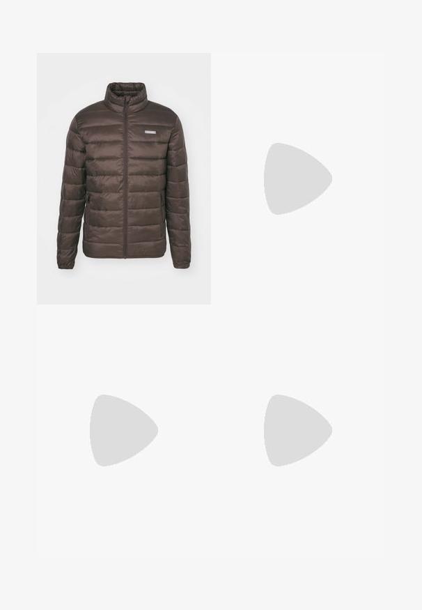 Jack & Jones JJVINCENT PUFFER COLLAR  - Žieminė striukė - chocolate brown; Pilkas medvilnės t-shirt'as su apvalia apykakle, trumpomis rankovėmis ir vientisu dizainu, pasižymintis švelnia, lygiąja tekstūra be matomų raštų ar puošmenų.; Juodos džinsinės kelnės su užpakaliniu kišeniu ir subtiliais siuvinėjimo akcentais. Medžiaga šiek tiek nusidėvėjusi, su švelniu, išblukusiu paviršiumi.; Baltos odinės sportinės bateliai su pilku zomšos pirštų dangteliu, trimis horizontaliais baltais dryžiais, mėlynu akcentu ir rudu guminio pado pagrindu. Tekstūruota detalė ant pado.