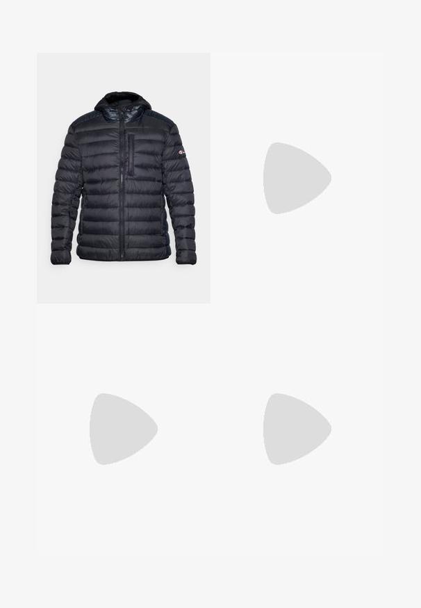 Črna puffer jakna s kapuco, z oranžno barvo, z zadrgo in žepom na prsih. Okrašena s Tkanino na ramenih in logotipom.; Belo majica s kratkimi rokavi iz bombaža, z okroglim izrezom, ki na levem delu prsnega koša nosi majhen izvezen logotip. Mehka tekstura.; Črne trenirke iz mešanice bombaža, ki imajo elastičen pas in majhen bel logotip na levi strani. Zasnova zoženih hlač.; Bela atletska športna obutev z gladkim sintetičnim zgornjim delom, črnimi logotipnimi detajli in perforacijami na strani. Guma podplat.