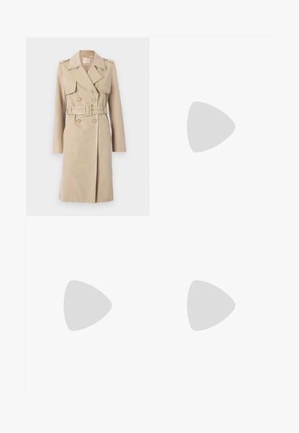 Trench coat beige con davanti doppiopetto, colletto ampio, vita con cintura ed epaulettes. Realizzato in tessuto liscio con dettagli buttonati.; T-shirt bianco a maniche corte con righe orizzontali blu navy, con logo "Tommy Hilfiger" ricamato sul petto. Design classico con collo a giro.; Gonna bianca plissettata con elastico nero in vita che presenta il logo "LACOSTE". Design di lunghezza media con texture morbida.; Sneaker bianchi in pelle con suola spessa bianca, accento in suede nero sul tallone e logo impresso sul lato. Design con lacci e sei fori per i lacci.