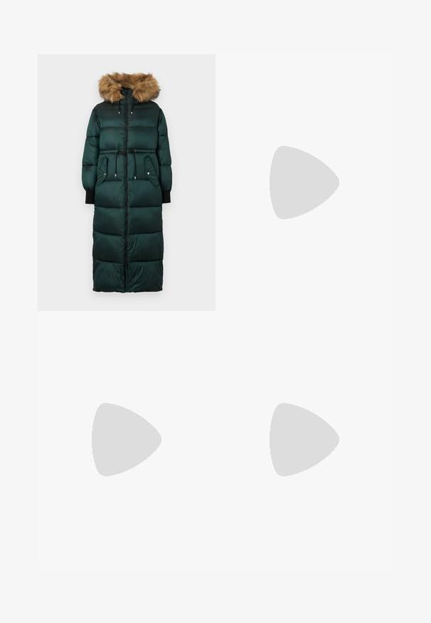 Abrigo tipo puffer verde con capucha de piel sintética, cintura entallada, mangas largas, cierre de cremallera y dos bolsillos laterales. Diseño acolchado y texturizado.; Suéter grueso de punto en gris claro con patrón de canalé, cuello tipo alto, mangas largas y un corte ligeramente corto.; Pantalones negros de pierna recta con cinturilla elástica y un sutil patrón texturizado en toda la tela sobre un fondo blanco.; Mules de tacón alto negros con puntera afilada, elaborados en cuero suave. Cuentan con una amplia correa para el tobillo con una hebilla cuadrada de plata y tachuelas.