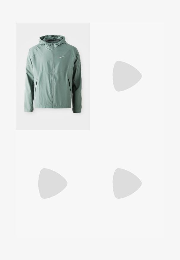 Veste Nike vert clair avec capuche, fermeture éclair, poches latérales et logo réfléchissant. Fabriquée dans un matériau lisse et léger.; T-shirt blanc à manches courtes en tissu lisse. Présente un petit logo bleu clair sur la poitrine et une étiquette noire au cou avec "NIKE RUNNING".; Shorts de bain Nike en vert foncé. Fabriqués à partir d'un matériau léger avec une taille élastique, présentant un logo blanc sur le bas à droite.; Baskets de sport noires avec une tige en mesh respirant, des détails texturés, une semelle rembourrée et des accents réfléchissants. La vue de côté montre un design épuré.