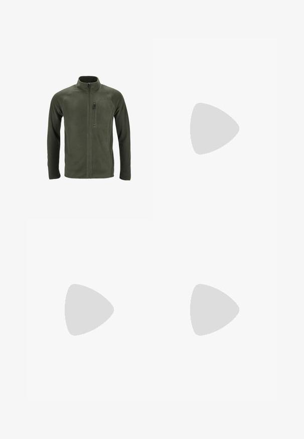 Giacca in fleece verde oliva con colletto alto, zip frontale completa e tasca con zip sul lato sinistro del petto. Presenta maniche raglan e texture liscia.; T-shirt nera in cotone con maniche corte, colletto a giro, e un piccolo logo bianco sul lato sinistro del petto. Design semplice, texture liscia e vestibilità rilassata.; Pantaloni sportivi neri realizzati in tessuto leggero, con vita regolabile con cordino, tasche laterali e orli affusolati alle caviglie.; Sneaker da esterno nera con parte superiore in suede, suola in gomma testurizzata e robusto sistema di allacciatura. Presenta un tallone rinforzato e il logo del marchio sul lato.