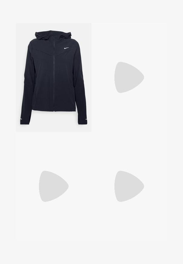 Nike Performance SWIFT  - Løbejakker - black/reflective silver; Sort atletisk t-shirt lavet af glat stof, med et knyttet frontdesign og et lille hvidt Nike-logo på brystet.; Sorte cropped leggings lavet af stretchy materiale, med en høj talje og blød tekstur, uden synlige mønstre eller hardware.; Sorte Nike sneakers med en tekstureret strikoverdel, featuring et gråt swoosh-logo, parret med mørke ribbede sokker. Flad gummisål.
