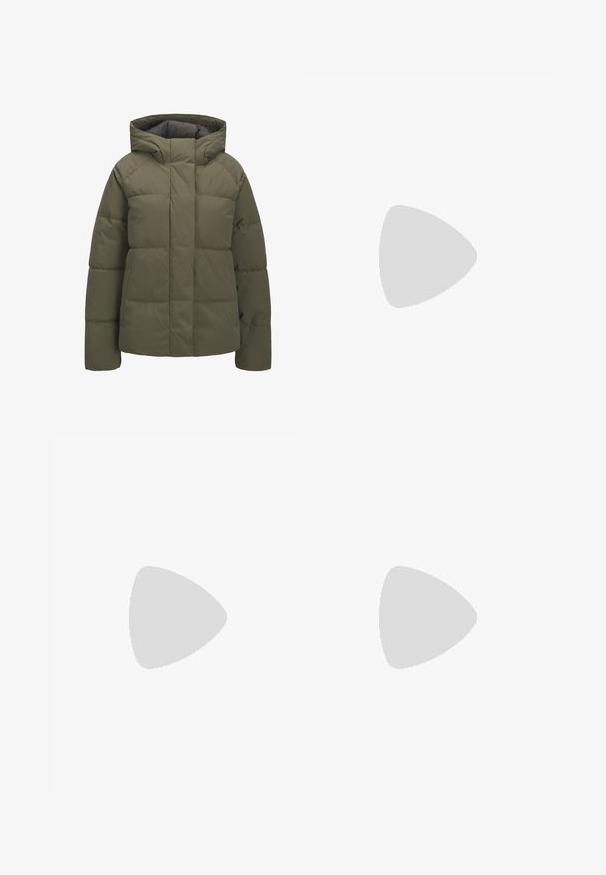 Puhastna jakna v olivno zeleni barvi, s kapuco, prešito teksturo, sprednjim zadrgo in stranskimi žepi. Trpežna, vodoodporna tkanina.; Črna oversized majica s kratkimi rokavi, na kateri je grafika medveda z besedilom „NI SRČKAN VKLJUČNO Z DIVJIM“ v poudarjenem belem tisku. Material: bombaž.; Svijetloplave traperice visoki struk. Imaju široke nogavice, dva poderana područja na koljenima i klasičan petotoksi stil.; Beli visoki platneni športni čevelj z črnim gumijastim podplatom, sprednjim gumijastim zaščitnikom za prste in šestimi luknjicami za vezalke, ki se ponaša s preprostim, minimalističnim dizajnom.