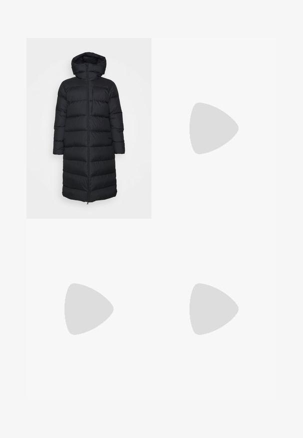 Čierna puffa bunda s kapucňou, so strihaním do rovna, horizontálnym prešívaním a predným zipsom. Hladká, ľahká tkanina.; Čierny krátky rukáv top vyrobený z elastického materiálu, s priliehavým strihom a riasením po stranách. Hladká textúra, klasický tvar.; Čierne nohavice širokého strihu z ľahkej textílie, s prednými skladmi, klasickým pásom a bočnými vreckami. Hladká textúra.; Čierne kožené členkové čižmy s špicatou špičkou, blokovým podpätkom a textúrovanými bočnými panelmi, nosené s tmavými nohavicami na bielom pozadí.