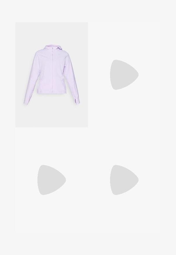 Nike Performance - Kurtka do biegania; Czarny sportowy t-shirt z krótkim rękawem, wykonany z oddychającego materiału siateczkowego, z subtelnym wzorem i małym logo na brzegu.; Czarne, wysokie spodenki sportowe z elastycznego materiału; mają boczne kieszenie oraz małe logo Nike na pasku.; Białe sportowe buty z siateczkową cholewką, zaokrąglonym noskiem i teksturowaną podeszwą. Posiadają srebrny logo Nike i minimalistyczny design.
