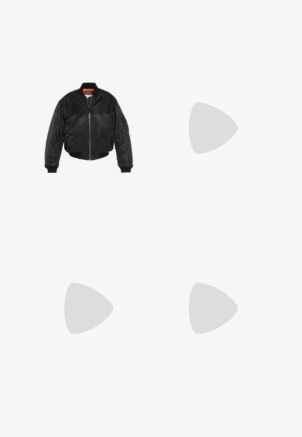 Zwarte bomberjack van glanzend nylon, voorzien van ribgebreide manchetten en zoom, oranje voering en meerdere zakken, waaronder een met rits afgesloten zak op de arm.; Zwarte katoenen t-shirt met korte mouwen, ronde halslijn en een ontspannen pasvorm. Eenvoudig ontwerp zonder patronen of versieringen.; Zwarte denim broek met wijde pijpen en een hoge taille, voorzien van voor- en achterzakken, gestikte naden en een knoopsluiting. Gladde textuur.; Bershka Sandalen met hoge hak - black