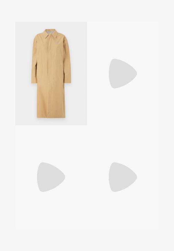 Beige regnfrakke lavet af vandtæt stof, med krave, lange ærmer, sidelommer og knaplukning foran.; Sort langærmet bodystocking med rund halsudskæring, tætsiddende design og thong-bund. Glat tekstur, minimale syninger, ingen synlig hardware.; Sorte breddebenede bukser lavet af glat stof, med høj talje, læg og skræddersyet design. Enkel sort hardware i talje.; Sort ankelstøvle lavet af glat stof, med spids tå og slank stilettohæl, i et sømløst design uden synligt hardware.