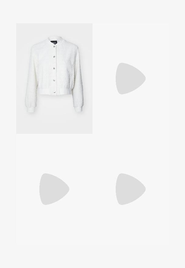 Witte cropped bomberjack van textiel met lange mouwen, geribde manchetten en een knoopsluiting aan de voorkant met zilveren hardware.; Drie langmouwige tops gestapeld: zwart, grijs en wit. Elke top heeft een ronde halslijn en een cropped ontwerp van soepel, lichtgewicht materiaal.; Zwarte flared broek gemaakt van rekbaar materiaal, met een hoge tailleband en flared mouwen met zijsplitten voor extra bewegingsvrijheid.; Grijze nubucklederen sneakers met witte veters, zwarte strepen en een witte rubberen zool. Bevat een rond logo op de tong en een gumzool.