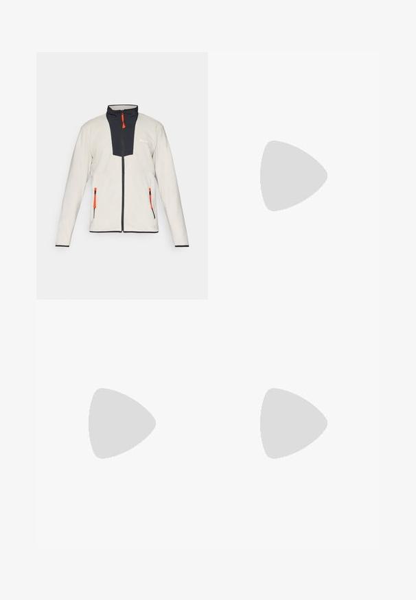 Lysegrå fleecejakke med en marineblå frontpanel, oransje glidelåser og to glidelåslommer. Har en høy krage og svarte detaljer.; Hvit langermet T-skjorte laget av bomull med rund hals. Har en liten svart logo på brystet. Glatt tekstur, vanlig passform.; Sorte joggebukser med snor i livet, tettsittende passform, elastiske mansjetter og en liten hvit logo på venstre lår, laget av glatt materiale.; Sorte utendørssko i svart med mesh og syntetisk materiale, med en teksturert overdel, sikret snøresystem og en robust såle, på steinete terreng.