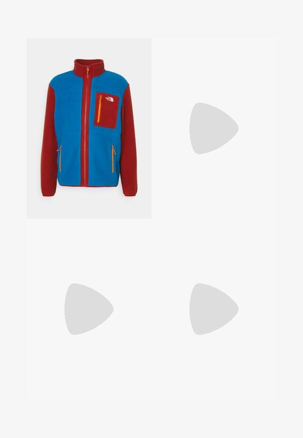 The North Face M YUMIORI FULL ZIP - Jakna iz flisa - adriatic blue/iron red; Tri bele rebraste majice brez rokavov iz bombaža. Imajo okroglo izreza in majhne črne etikete blizu roba. Na voljo v več velikostih.; Crne športne hlače z elastiko v pasu, narejene iz gladkega materiala, z diskretnim stranskim šivanjem in ohlapnim krojem ter ravnimi nogavicami.; Črne športne copate z zgornjim delom iz semiša in sintetičnih materialov, ki imajo tri bele črte, teksturiran gumijast podplat in modro označevalno oznako na jeziku.