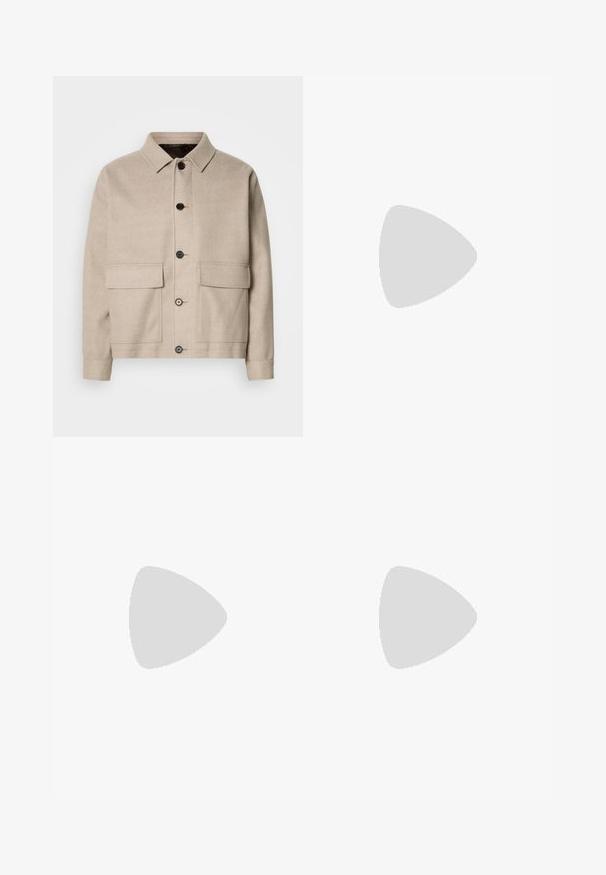 Veste en laine beige clair avec un col, quatre poches avant et des boutons foncés. Présente une coupe structurée et décontractée ainsi qu'une texture lisse.; Chemise à manches courtes, blanche et boutonnée, fabriquée dans un tissu léger, avec un col classique et une texture subtile. Les boutons sont placés de manière régulière.; Jean en denim noir pour hommes, coupe droite, avec cinq poches et surpiqûres orange, fermeture par bouton et zip à la taille avant.; Mocassins beige clair avec un bout pointu, en matériau lisse, une sangle sur le devant et une semelle basse marron. Design simple avec des accents minimalistes.