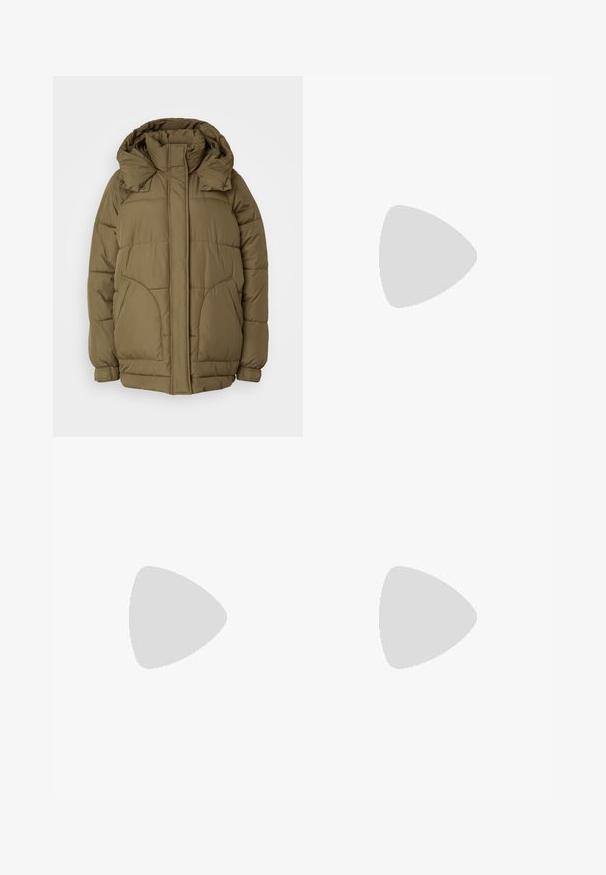 Olivovo zelená puffová bunda s odnímateľnou kapucňou, prešívaný dizajn, veľké postranné vrecká a elastické manžety pre teplo a pohodlie.; Dlhý rukáv crop top vyrobený z bielej elastickej látky so širokým výstrihom a hladkou textúrou. Žiadne viditeľné vzory ani hardvérové detaily.; Široké modré denims nohavice s vysokým pásom, päťp Pocket dizajnom a viditeľným prešívaním na švoch. Hladká textúra, klasické spracovanie.; Čierne kožené platformové mokasíny s oblejšou špičkou a širokým remienkom cez priehlavok. Majú masívny štvorcový opätok a hladkú textúru.; Strieborné kruhové náušnice s hladkým a lesklým povrchom. Okrúhly tvar, ľahký dizajn, s uzáverom na kolík.