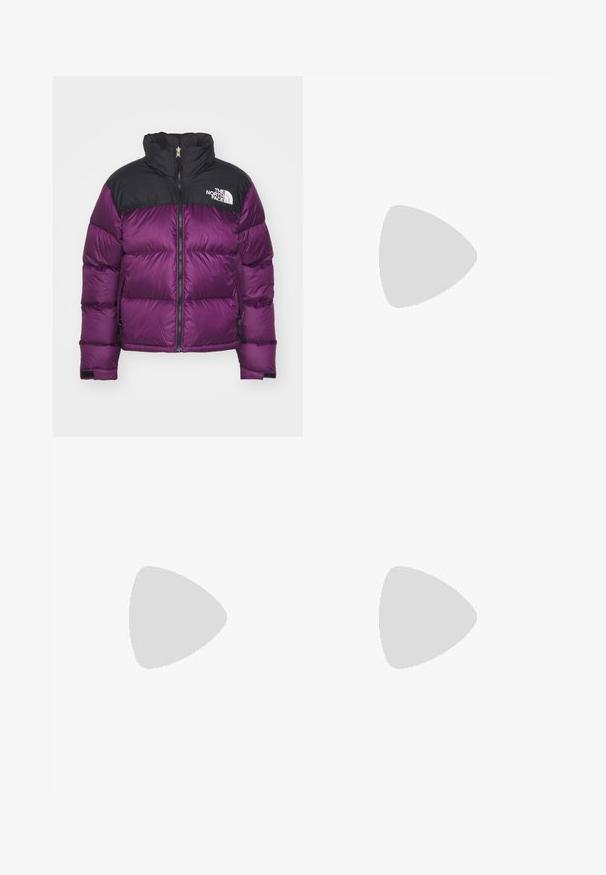 Giacca a vento viola con top nero, chiusura con zip, collo alto e logo sul petto. Presenta sezioni imbottite e polsini elasticizzati.; T-shirt in cotone color sabbia con vestibilità slim, scollatura rotonda e maniche corte. Presenta un logo Adidas bianco stampato sulla parte superiore del petto.; Pantaloni sportivi marroni in tessuto morbido con una vestibilità comoda, dotati di vita elastica, cordoncino e un logo bianco sulla coscia sinistra.; Sneaker nera con accenti arancioni, tre strisce orizzontali, parte superiore in pelle texture, punta in gomma e lacci neri.
