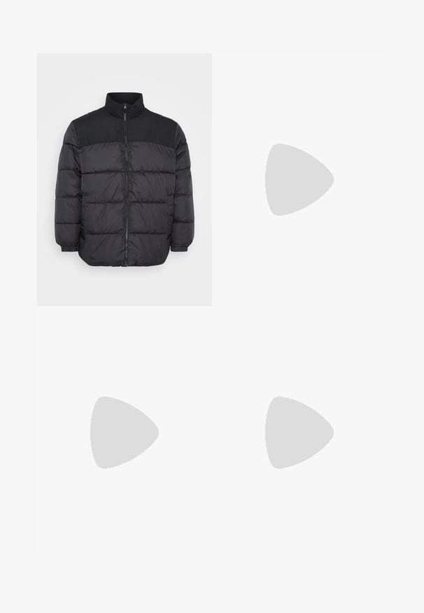 Sort puffersjakke med høj krave, der har lynlåslukning, quiltet design og elastikmanchetter. Materialet ser glat og isoleret ud.; Sort kortærmet T-shirt lavet af ribbet stof, med en rund halsudskæring og en simpel, boksformet silhuet.; Sorte denimbukser med lige ben, fem lomme-design og knaplukning foran. Glat tekstur med minimale syninger.; Sort læder dress-sko med rund tå, snørebåndsdesign, diskrete syninger og lav hæl. Glat tekstur med poleret finish.